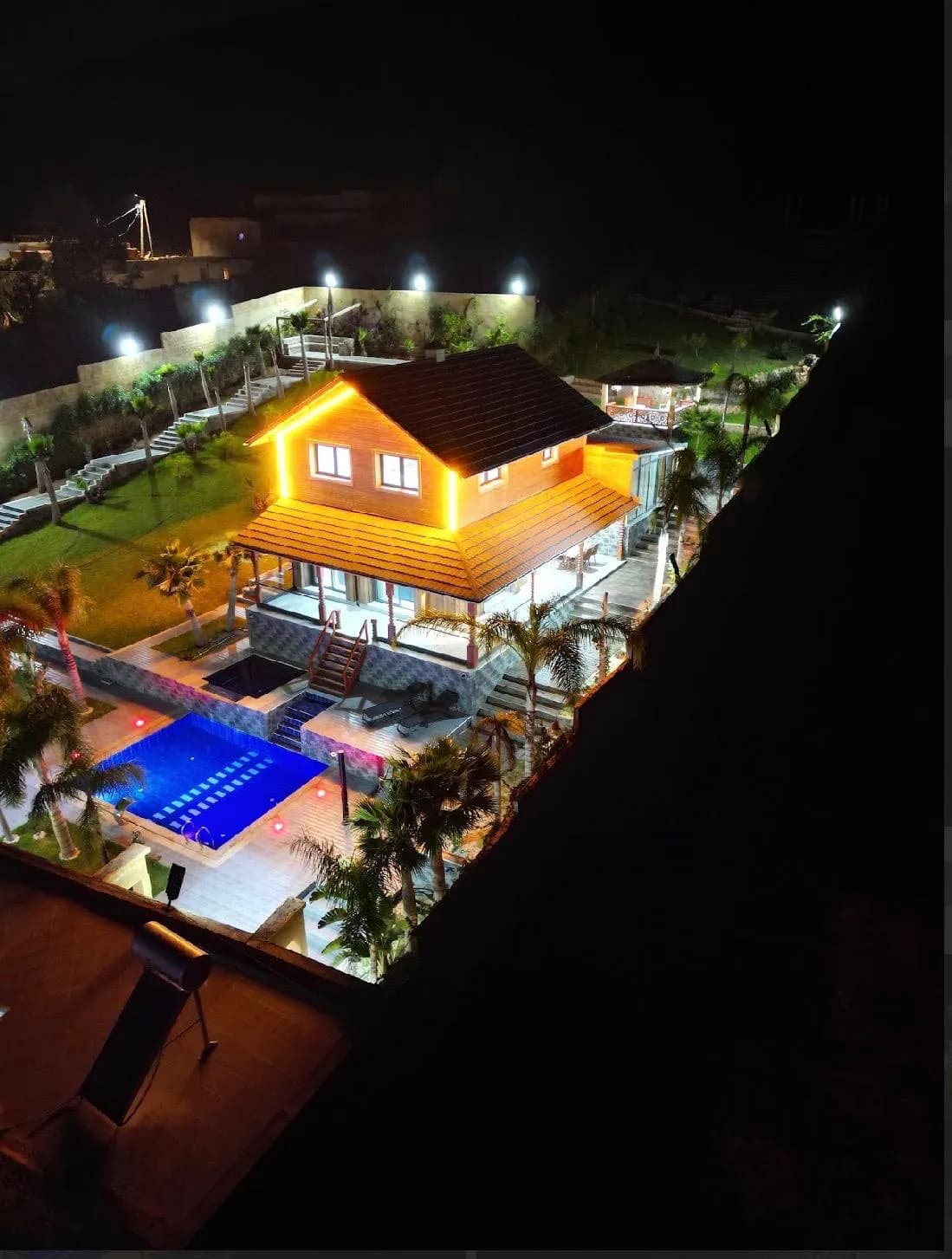 Villa Aya vue du ciel, de nuit